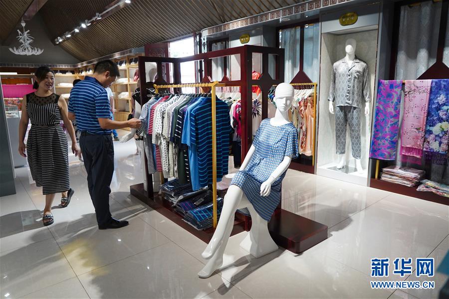 (走向我們的小康生活·圖文互動)(2)綠了青山,紅了日子——秦巴山區群眾繪出小康“調色板”