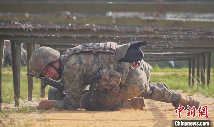 第75集團(tuán)軍某旅開(kāi)展多課目實(shí)戰(zhàn)化訓(xùn)練