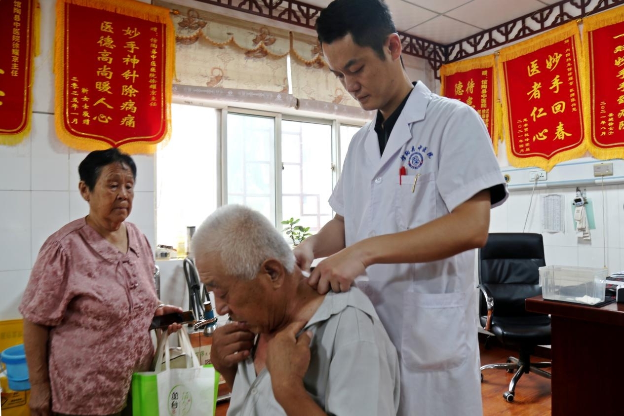 館陶縣中醫(yī)醫(yī)院治未病科室，醫(yī)務(wù)人員正在為居民貼敷三伏貼。郭江鵬攝