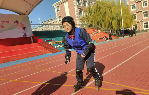 毛遂中學輪滑健兒閃耀冰雪賽場，勇奪雙佳績！